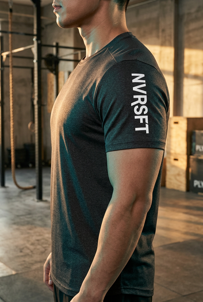 Active Top NVRSFT Sport gris Oxford vista lateral — playera deportiva premium para gym y padel